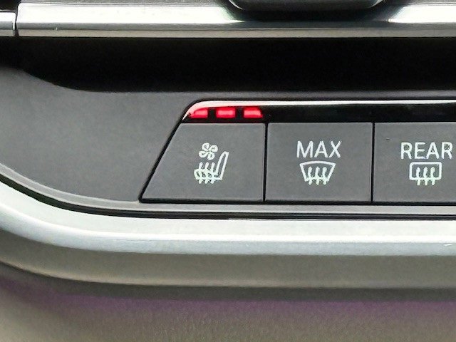 Used 2022 BMW X7 M50i image 31