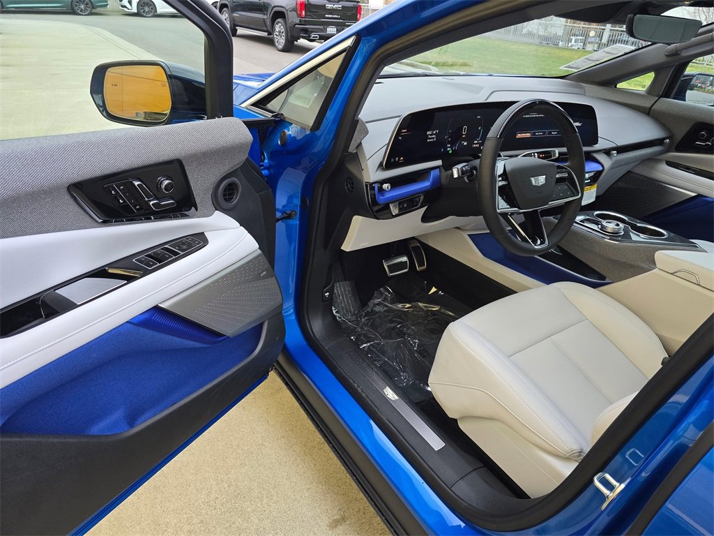 New 2026 Cadillac Optiq Luxury 1 image 19