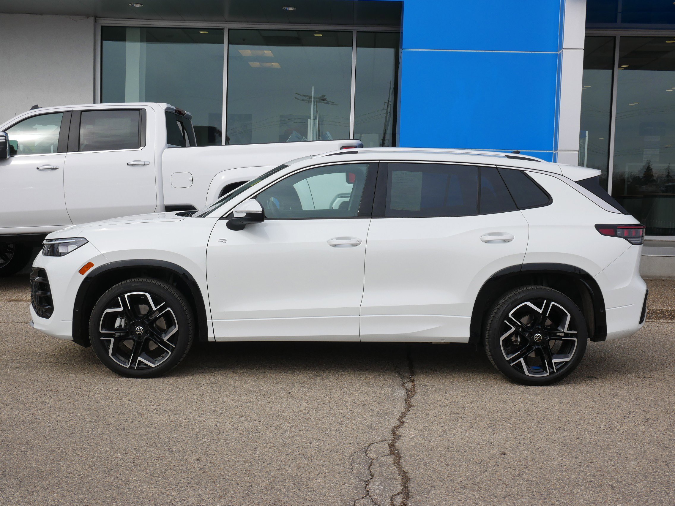 Used 2026 Volkswagen Tiguan SEL R-Line image 5