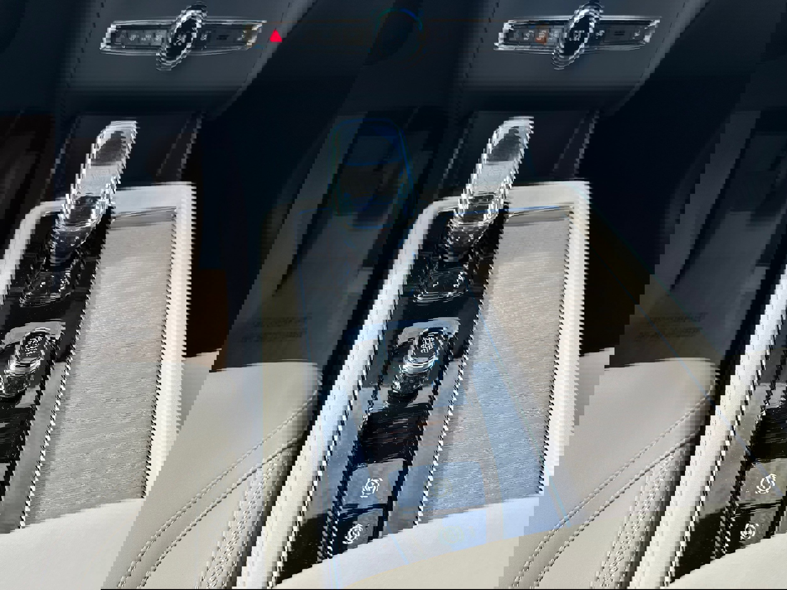 New 2026 Volvo XC90 B6 Plus w/ Protection Package Premier image 14