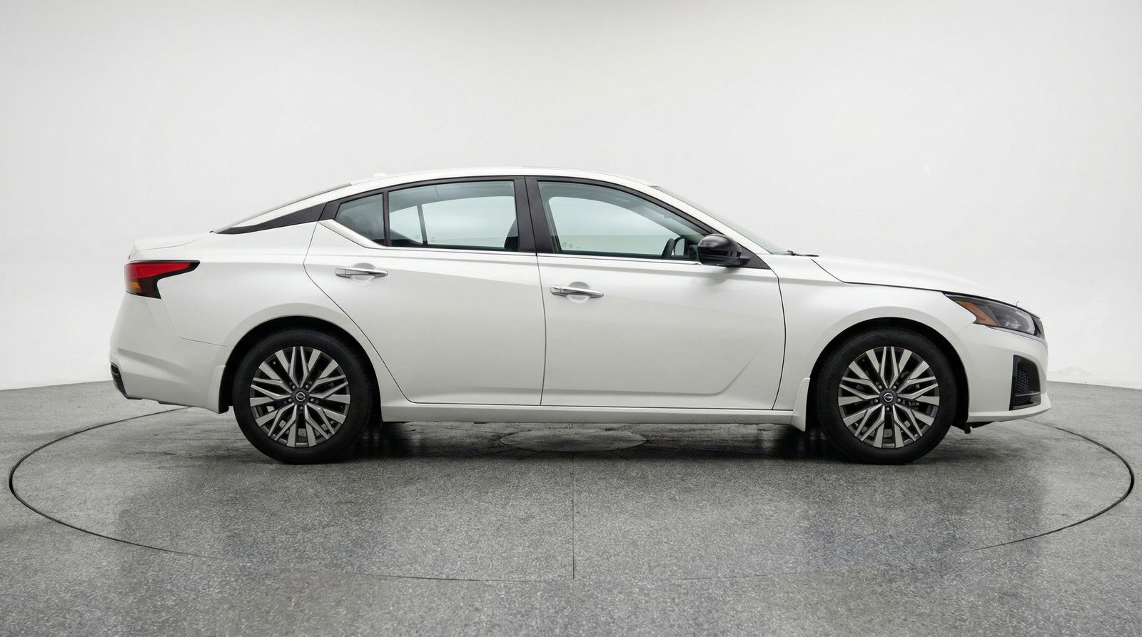 Used 2025 Nissan Altima 2.5 SV FWD image 11