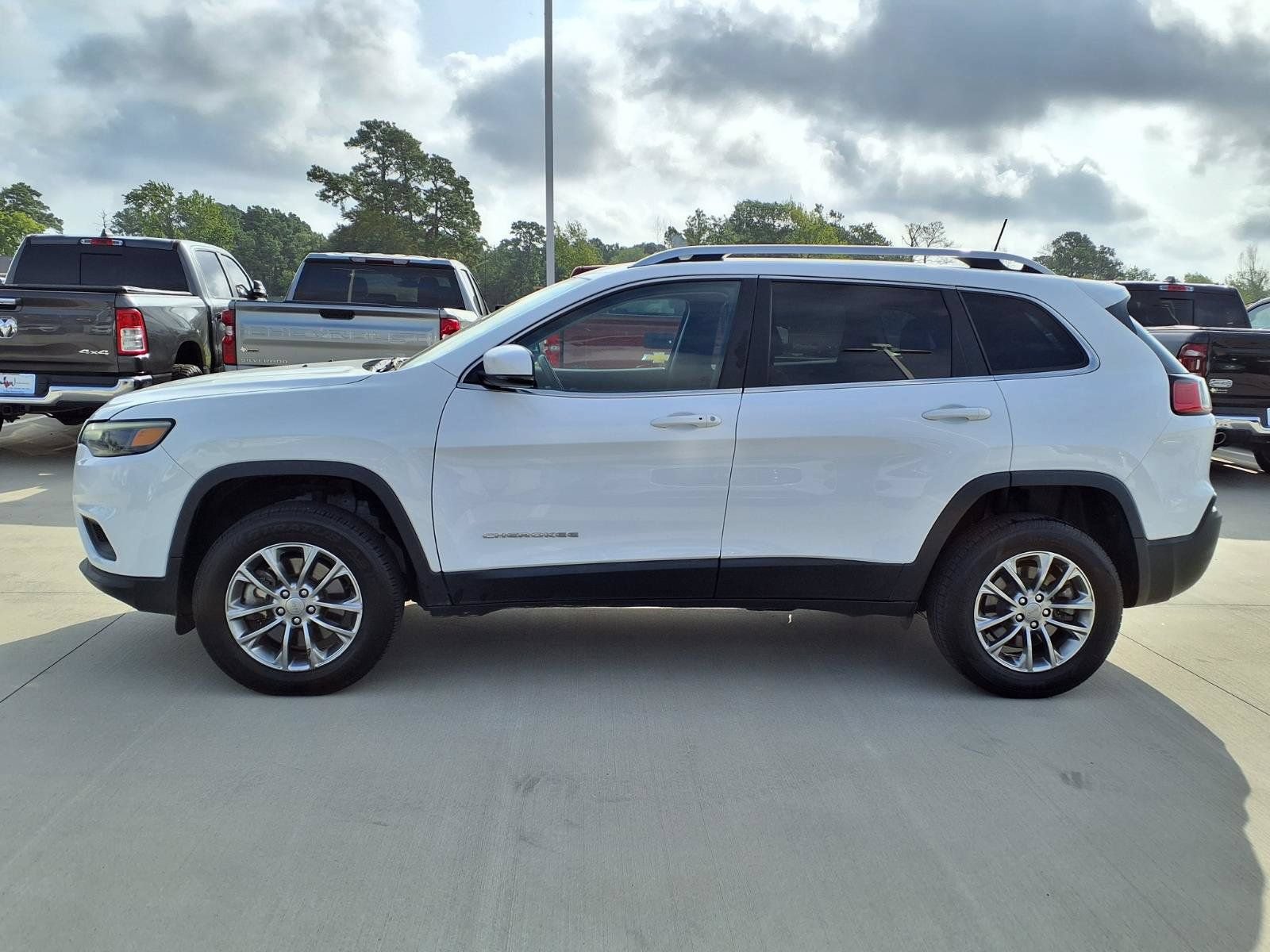 Used 2019 Jeep Cherokee Latitude Plus w/ Comfort/Convenience Group AWD/4WD image 9