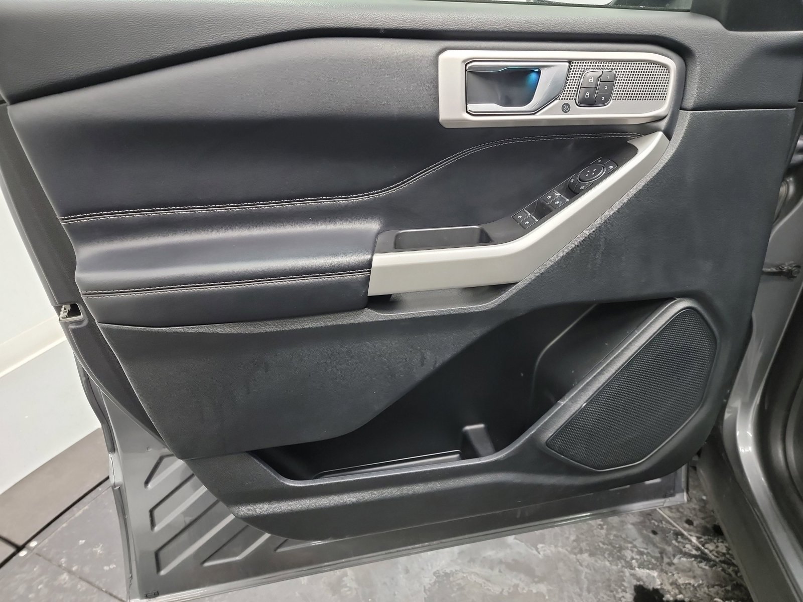 Used 2022 Ford Explorer Limited w/ Equipment Group 301A image 15