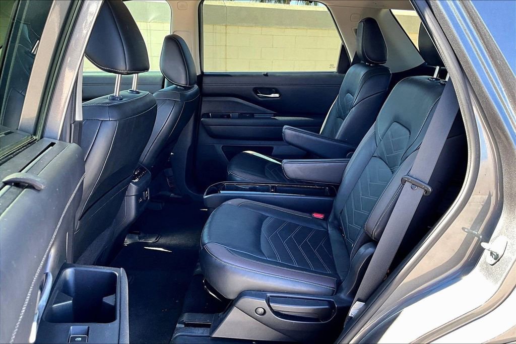 Used 2022 Nissan Pathfinder Platinum w/ Cargo Package image 6