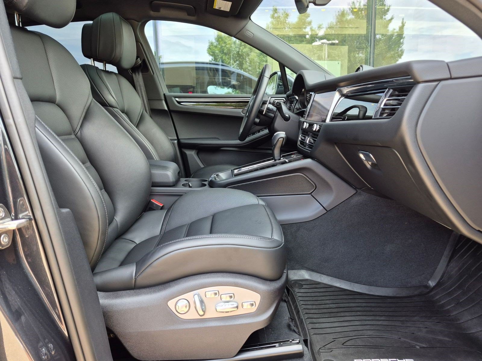 Certified 2026 Porsche Macan AWD/4WD image 23