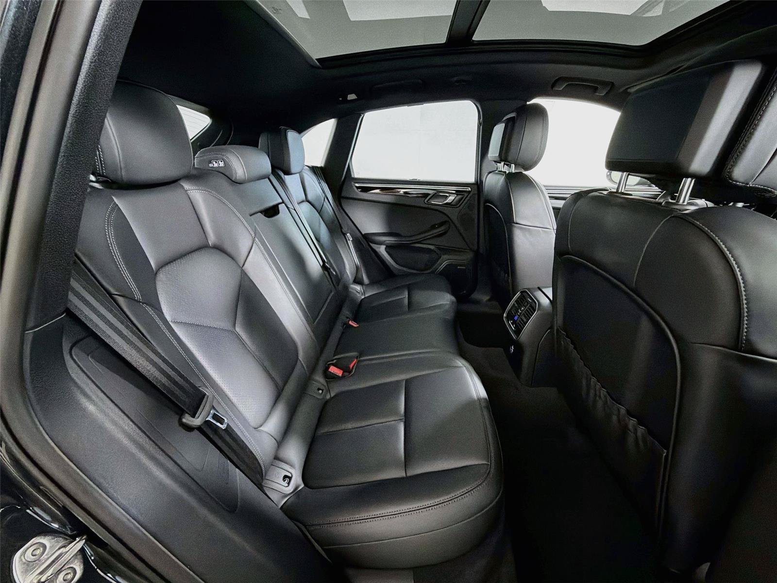 Certified 2026 Porsche Macan Turbo AWD/4WD image 27