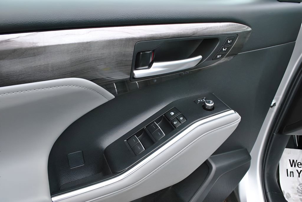 Used 2023 Toyota Highlander Limited image 25