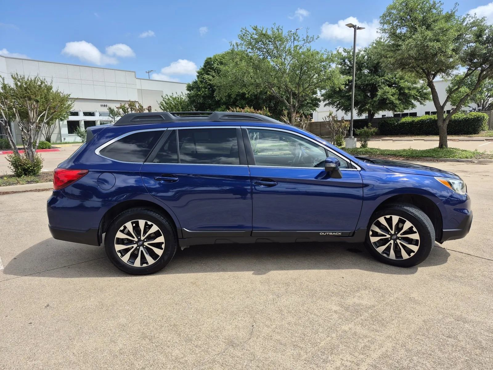 Used 2017 Subaru Outback 2.5i Limited AWD/4WD image 5