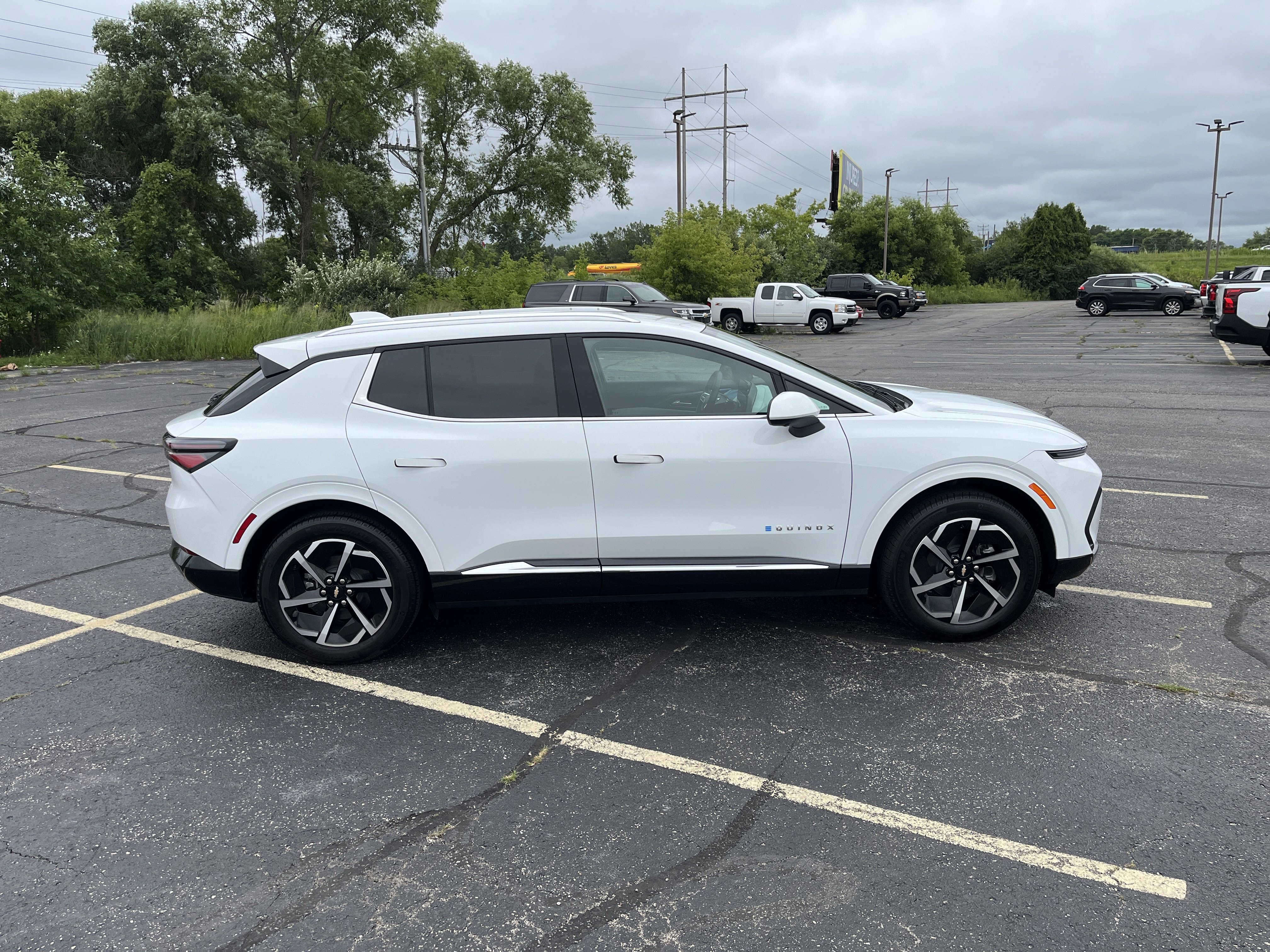 Used 2025 Chevrolet Equinox EV LT w/ Convenience Package image 7