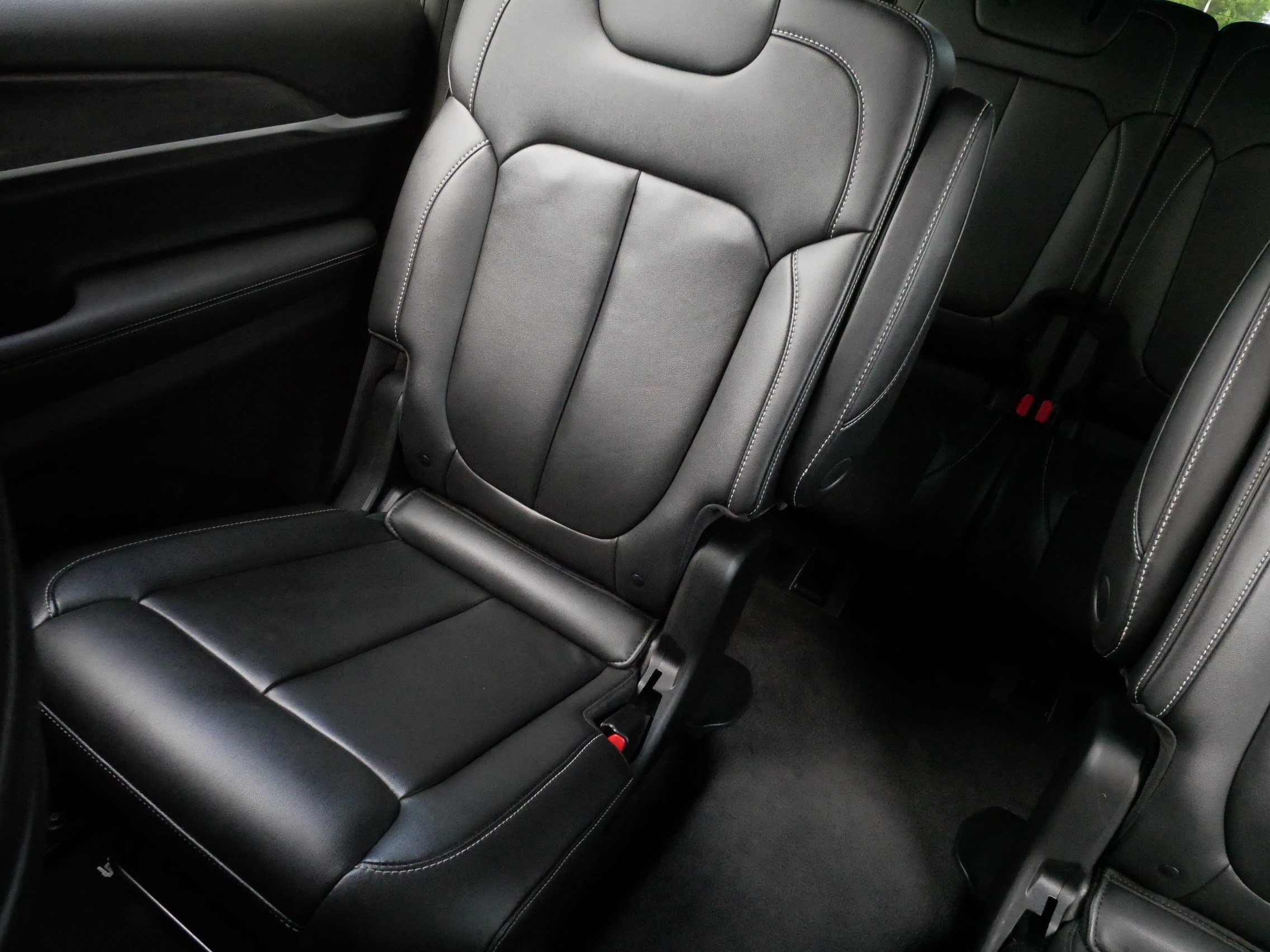 Used 2022 Jeep Grand Cherokee L Limited AWD/4WD image 12