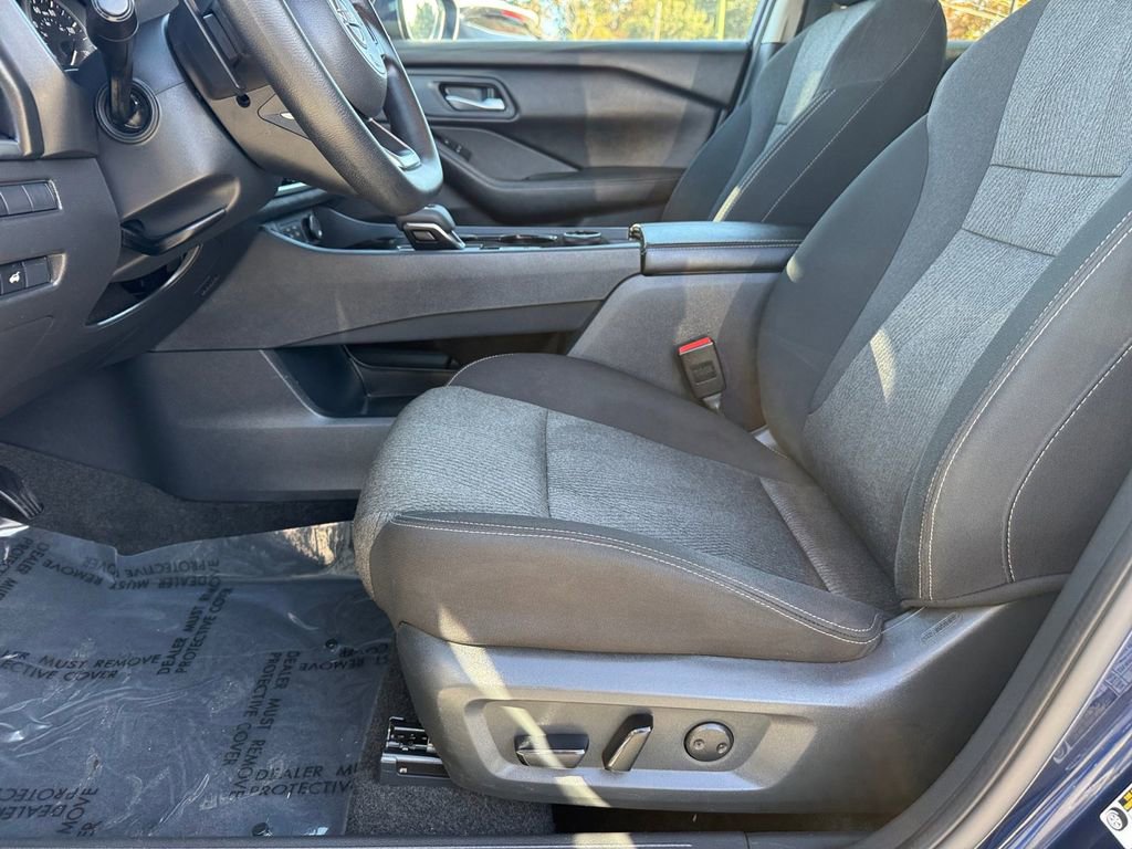 Used 2024 Nissan Rogue SV image 12
