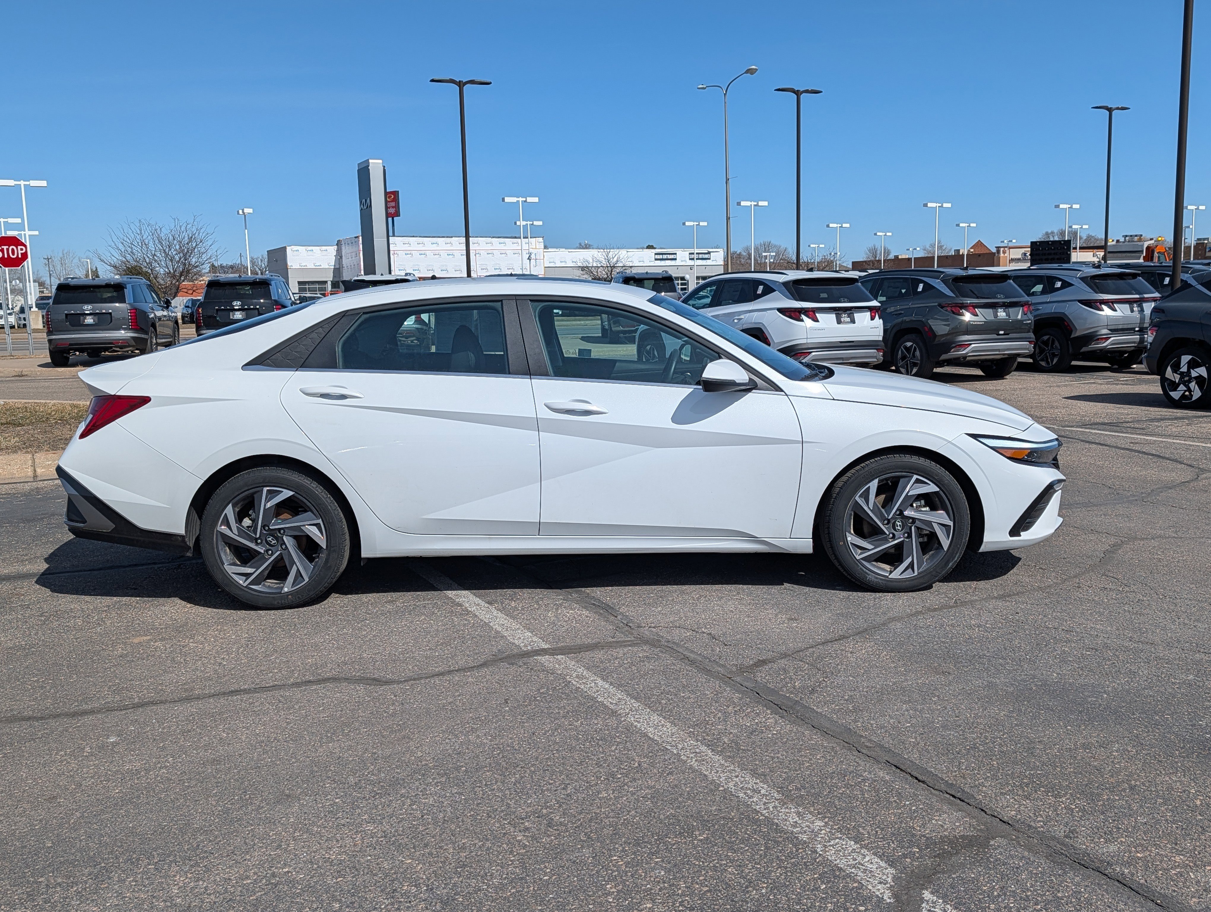Certified 2025 Hyundai Elantra Limited FWD image 6