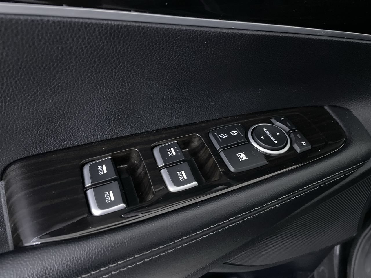 Used 2020 Kia Sorento LX AWD/4WD image 3