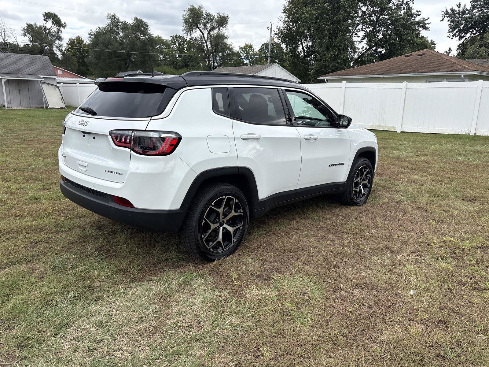 Used 2025 Jeep Compass Limited w/ Sun & Sound Group AWD/4WD image 5