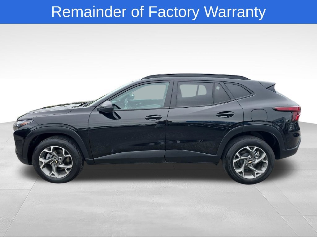 Used 2025 Chevrolet Trax LT w/ LT Convenience Package FWD image 2
