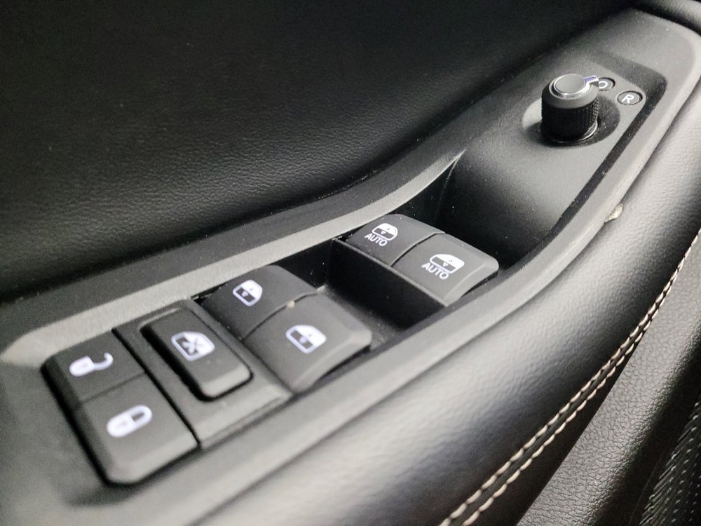 Used 2023 Jeep Grand Cherokee Laredo AWD/4WD image 27