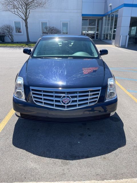 Used 2009 Cadillac DTS w/ Trunk Convenience Package image 2