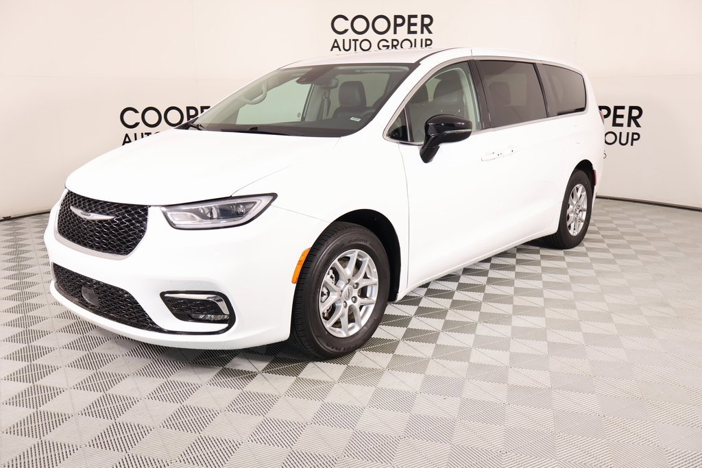 Used 2024 Chrysler Pacifica Touring-L image 10