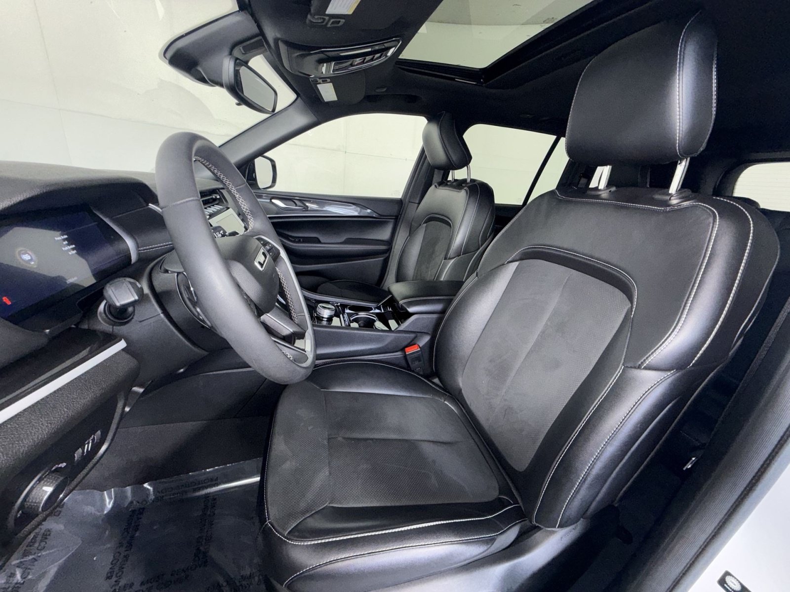 Used 2023 Jeep Grand Cherokee Altitude AWD/4WD image 13