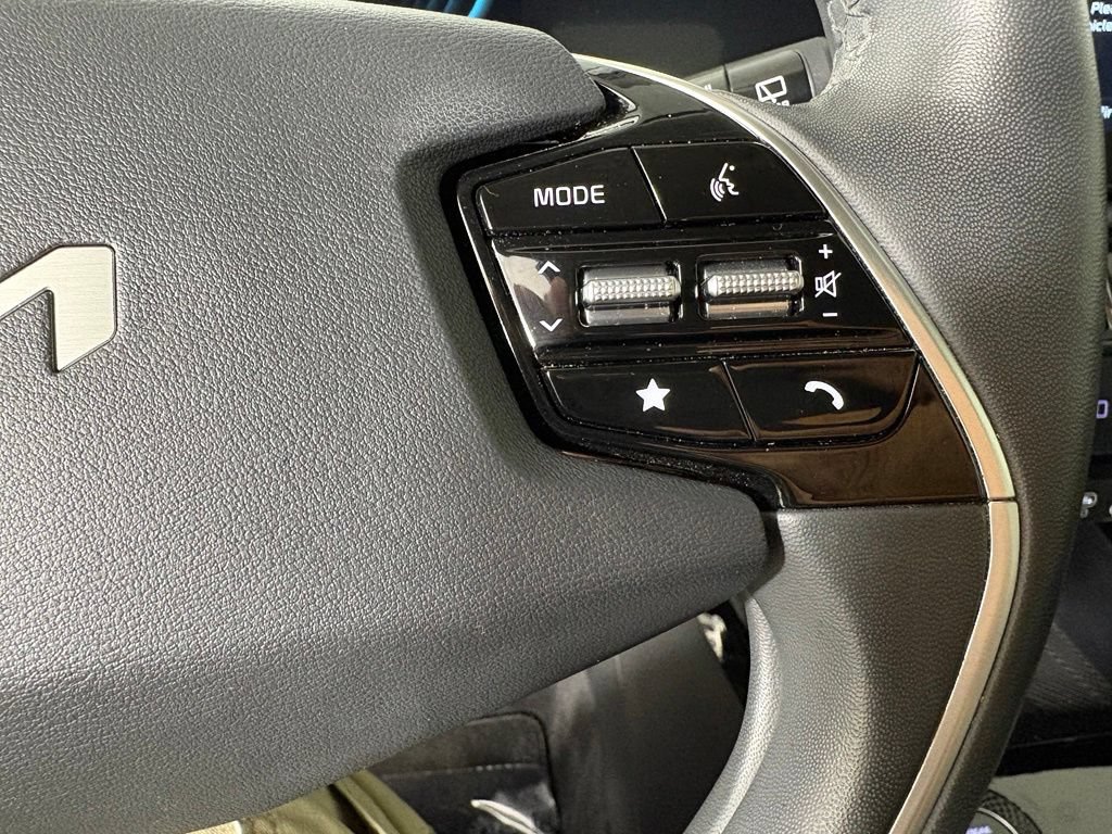 Used 2024 Kia Niro SX Touring FWD image 25