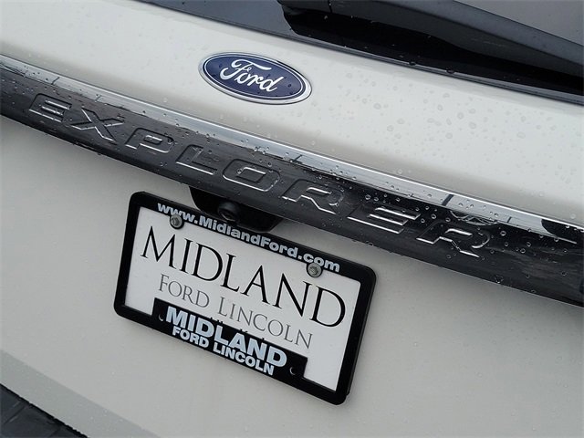 Used 2022 Ford Explorer XLT w/ Equipment Group 202A image 8