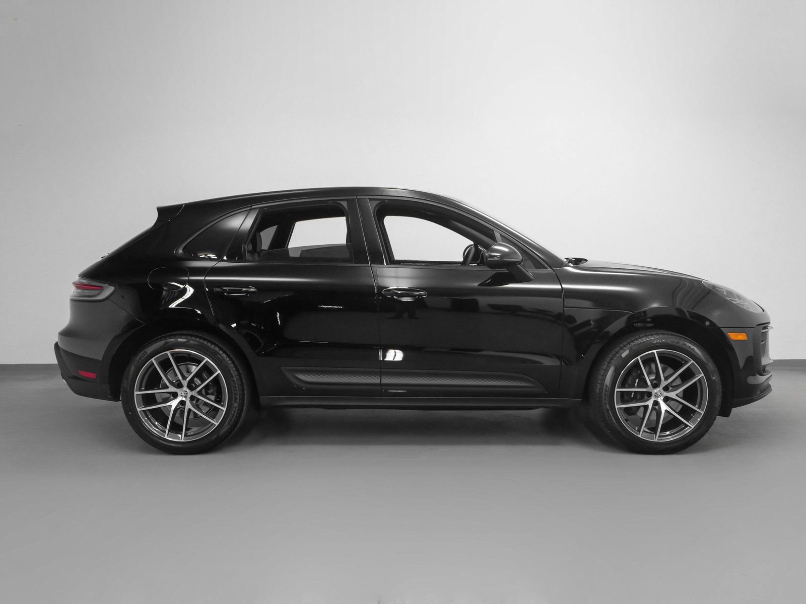 Certified 2025 Porsche Macan image 10