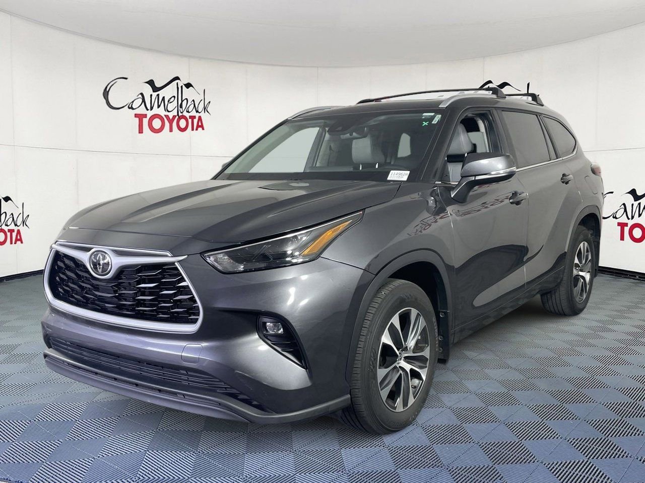 Used 2025 Toyota Highlander XLE image 2