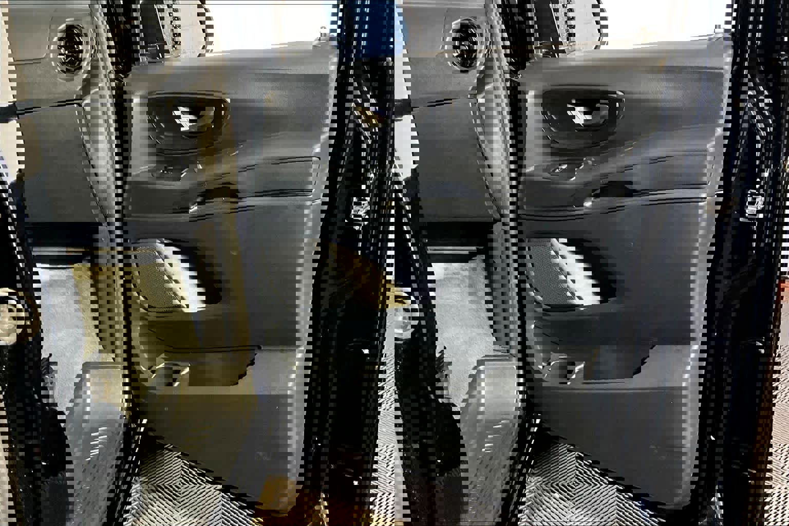 Used 2023 Mercedes-Benz Metris Passenger image 23