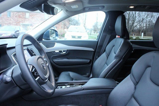 Used 2025 Volvo XC90 B5 Core image 12
