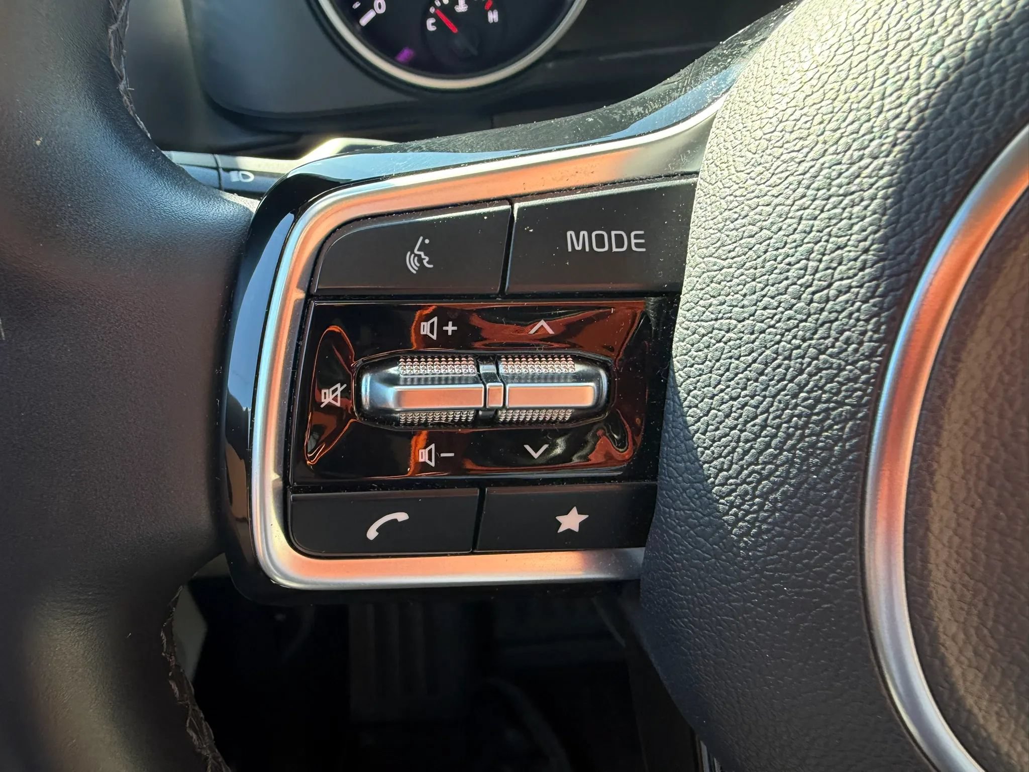 Used 2023 Kia Carnival LX FWD image 13
