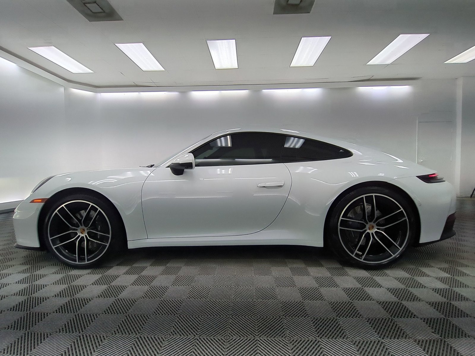 Used 2025 Porsche 911 Carrera RWD image 2