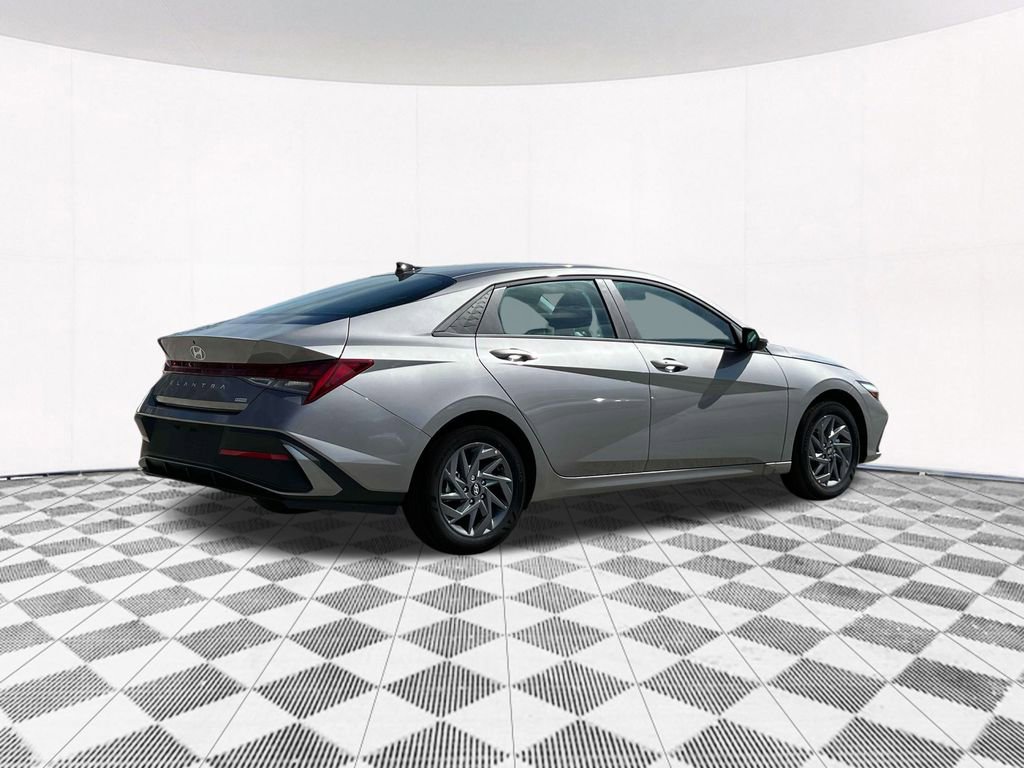 Used 2025 Hyundai Elantra Blue image 13