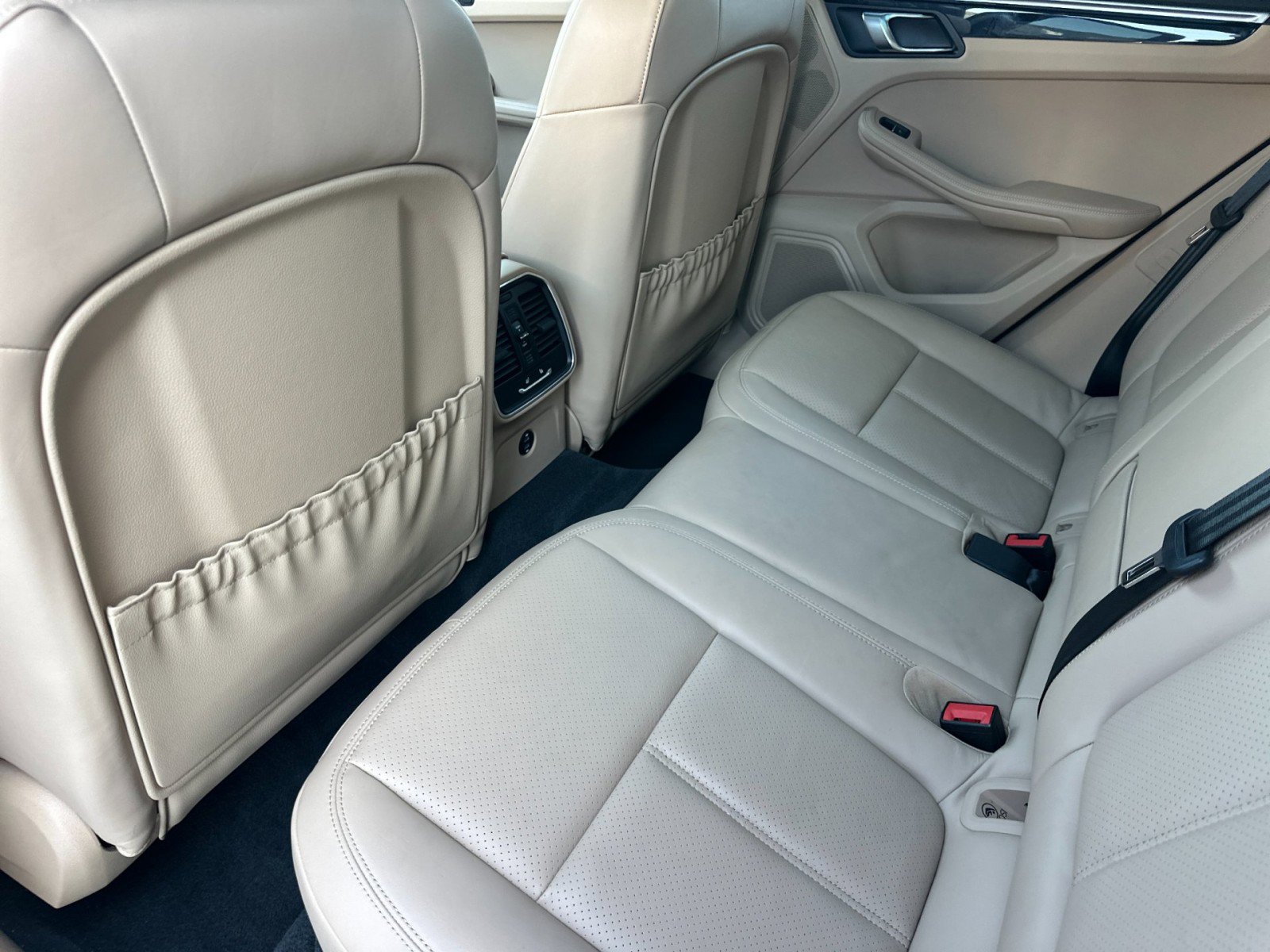 Certified 2023 Porsche Macan image 13