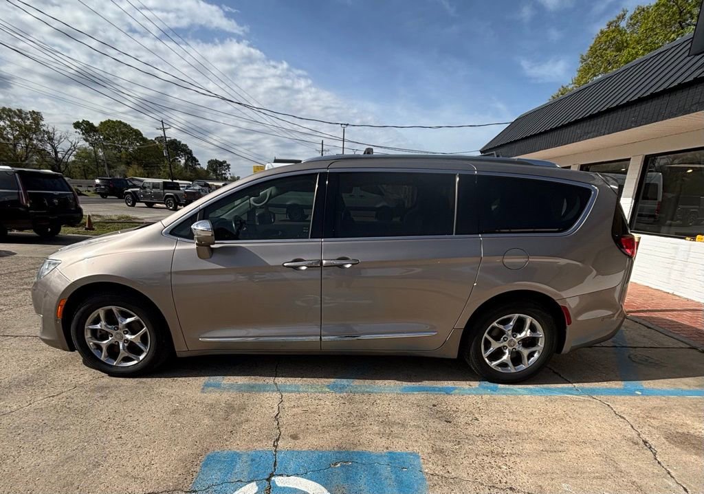 Used 2017 Chrysler Pacifica Limited image 5