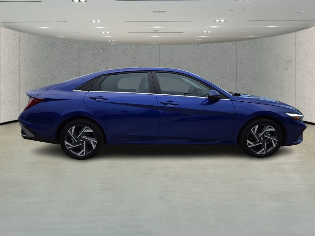 Used 2025 Hyundai Elantra Limited image 2