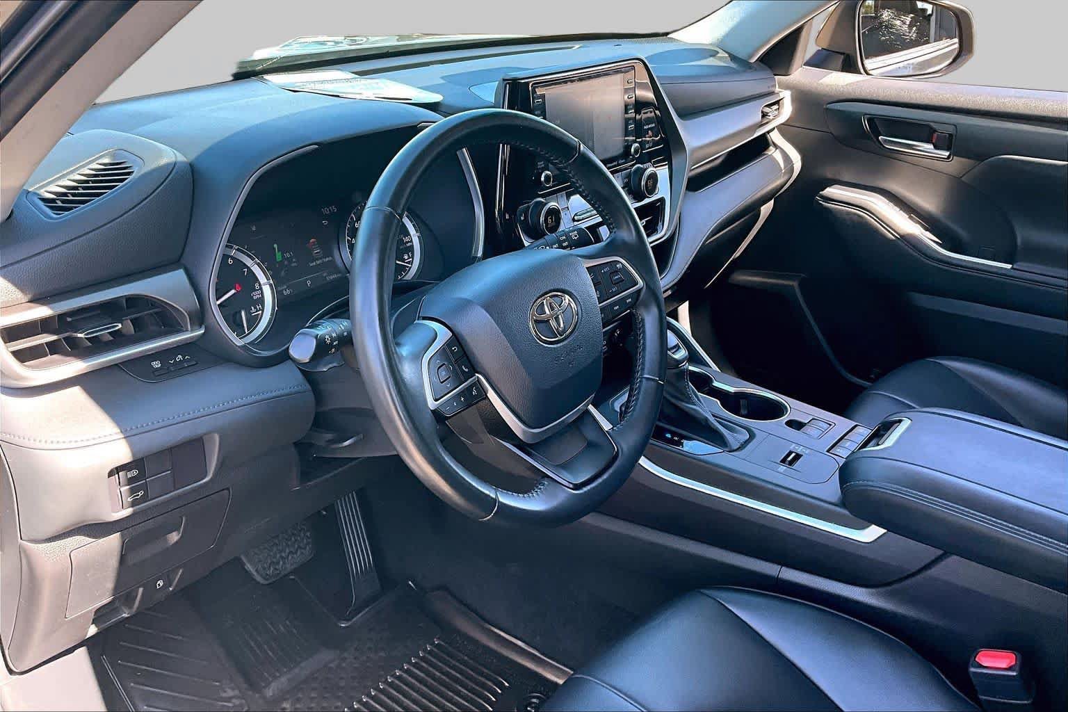 Used 2022 Toyota Highlander XLE FWD image 17