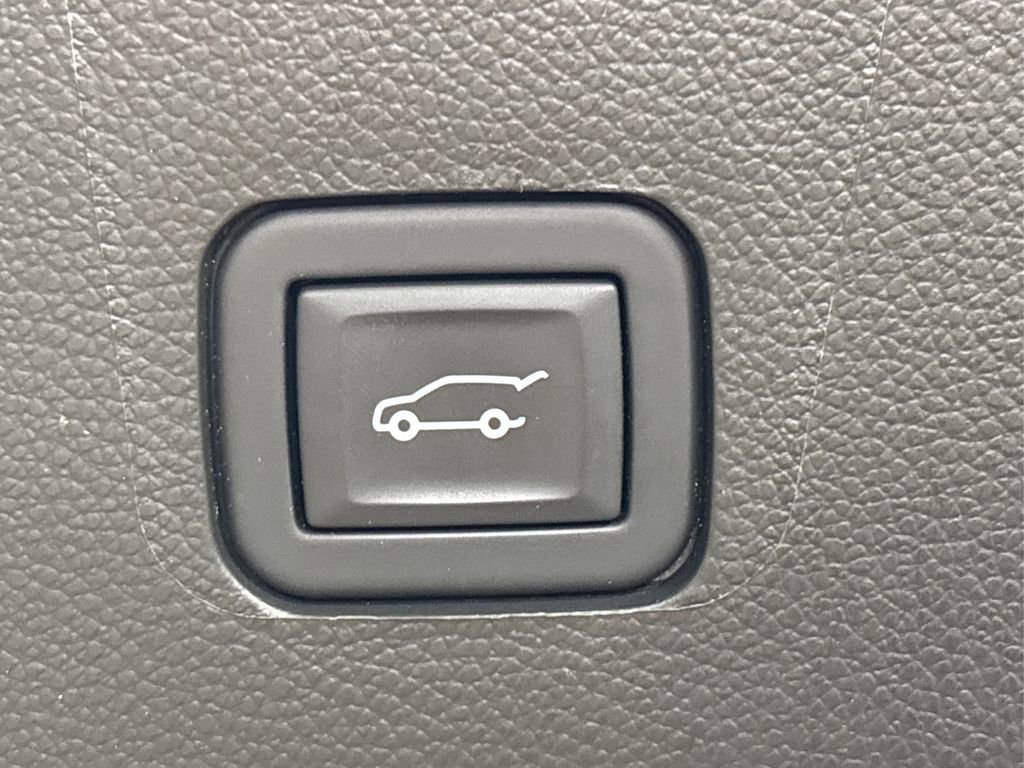 Used 2023 Chevrolet Traverse RS image 14