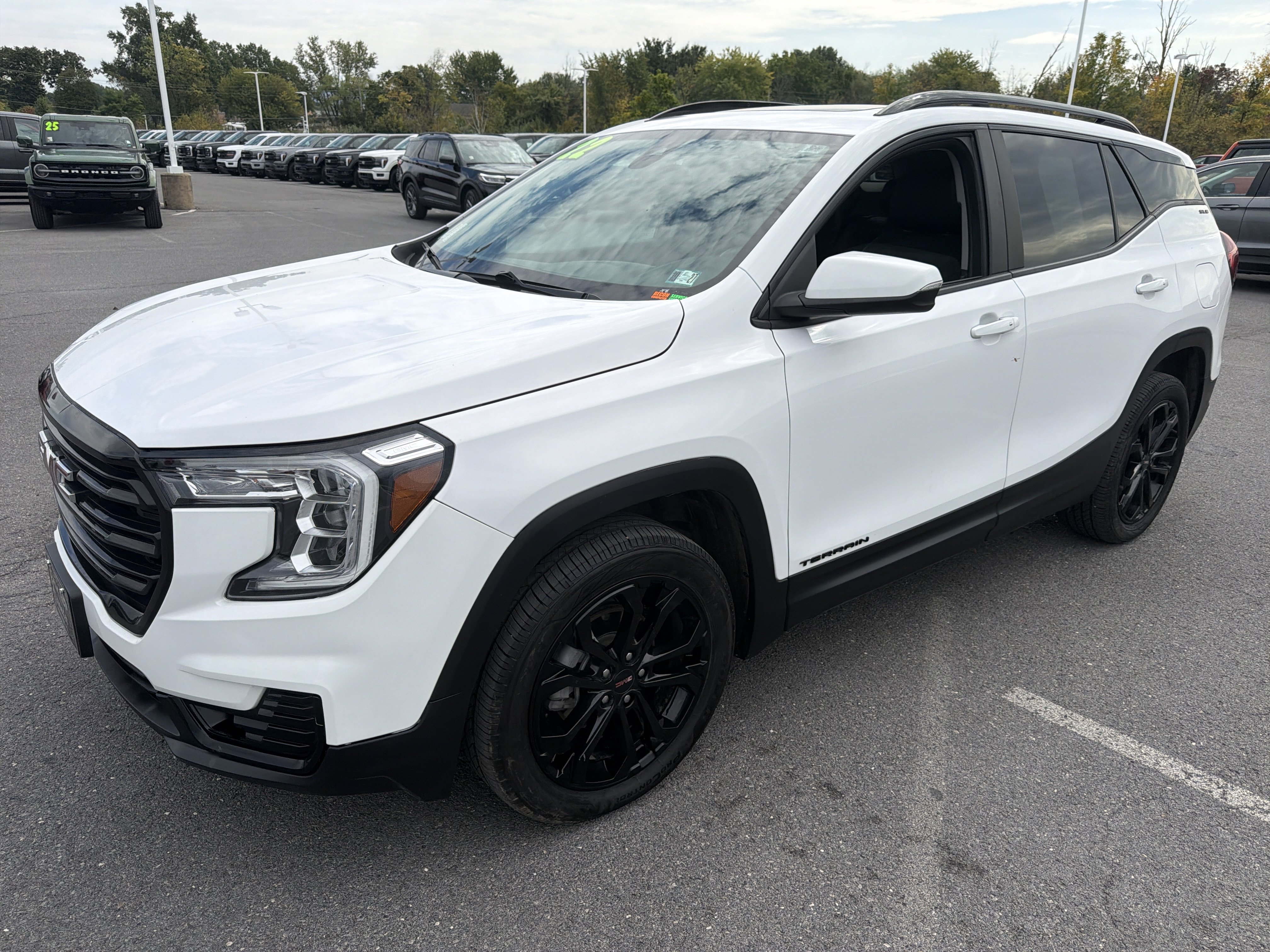 Used 2022 GMC Terrain SLE w/ Driver Convenience Package AWD/4WD image 8