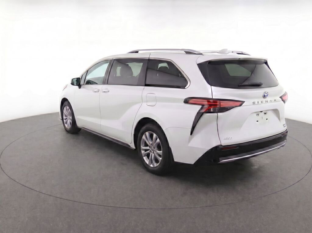 Used 2023 Toyota Sienna Platinum AWD/4WD image 4