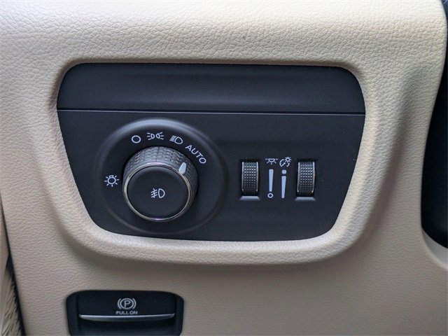 New 2025 Jeep Grand Cherokee Limited w/ Luxury Tech Group II image 26