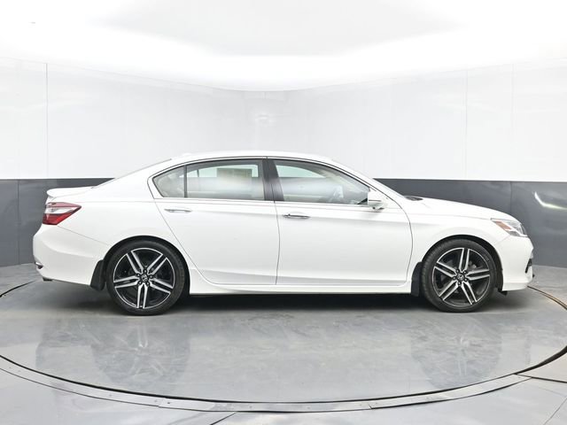Used 2017 Honda Accord Touring image 11
