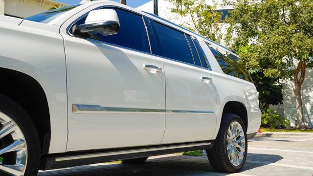 Used 2019 Cadillac Escalade ESV Premium Luxury image 9