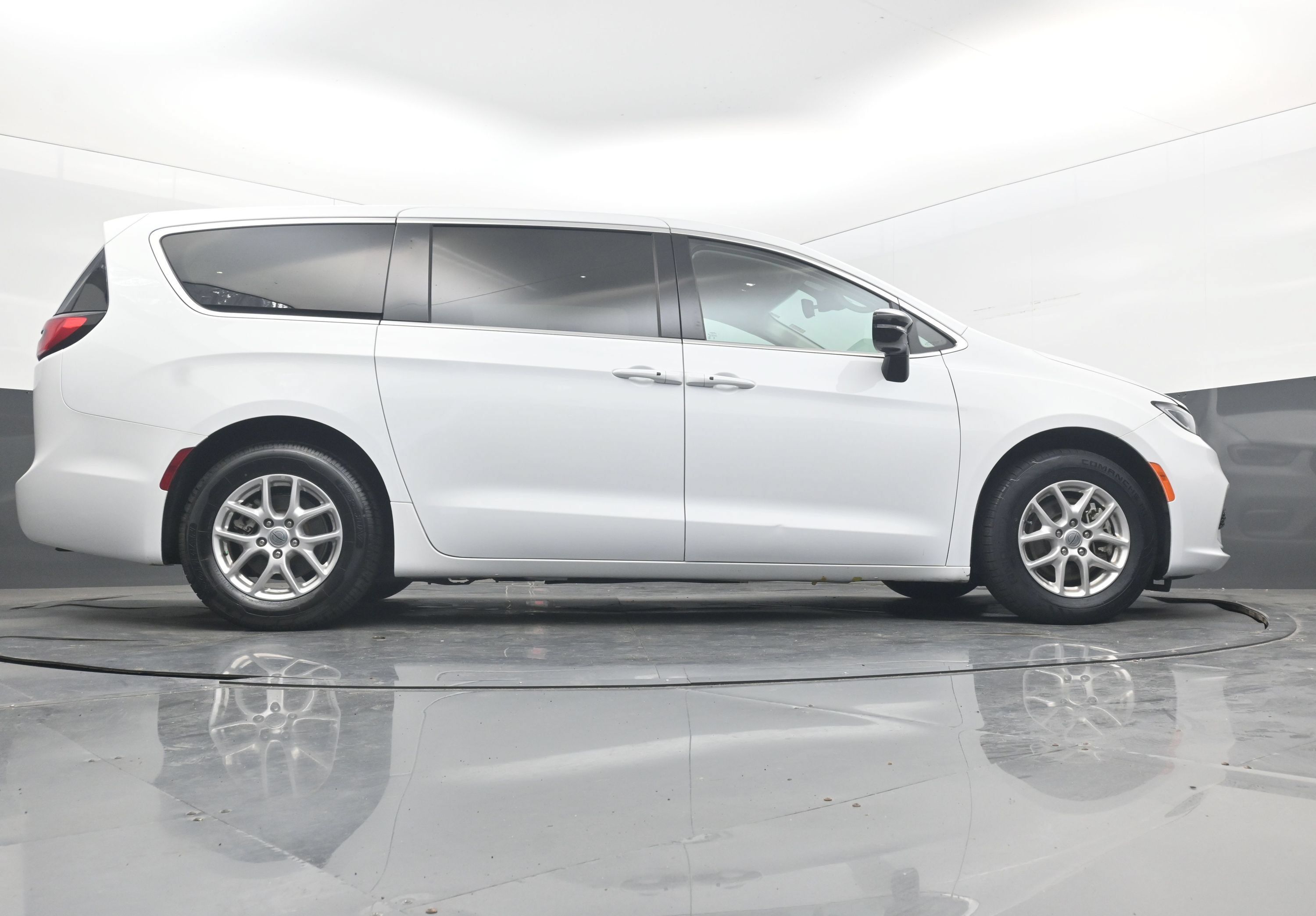 Used 2024 Chrysler Pacifica Touring-L FWD image 25