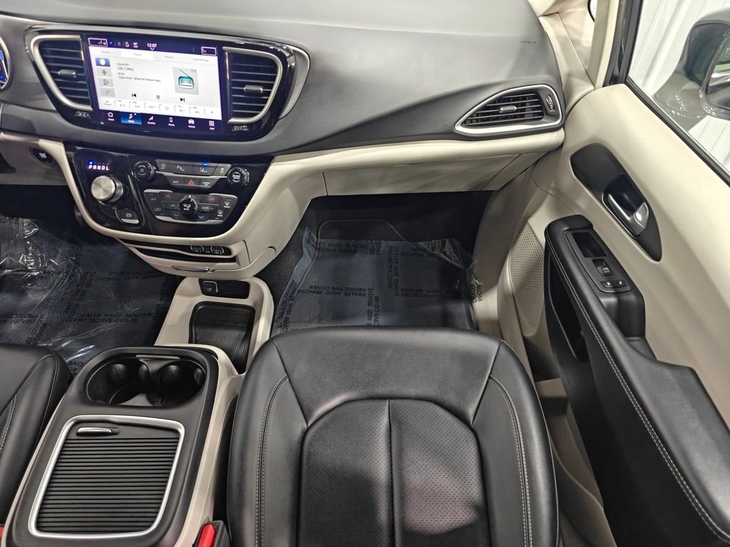 Used 2024 Chrysler Pacifica Touring-L image 24