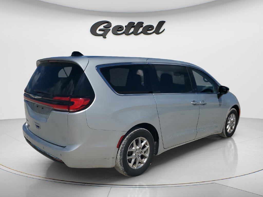 Used 2024 Chrysler Pacifica Touring-L FWD image 5