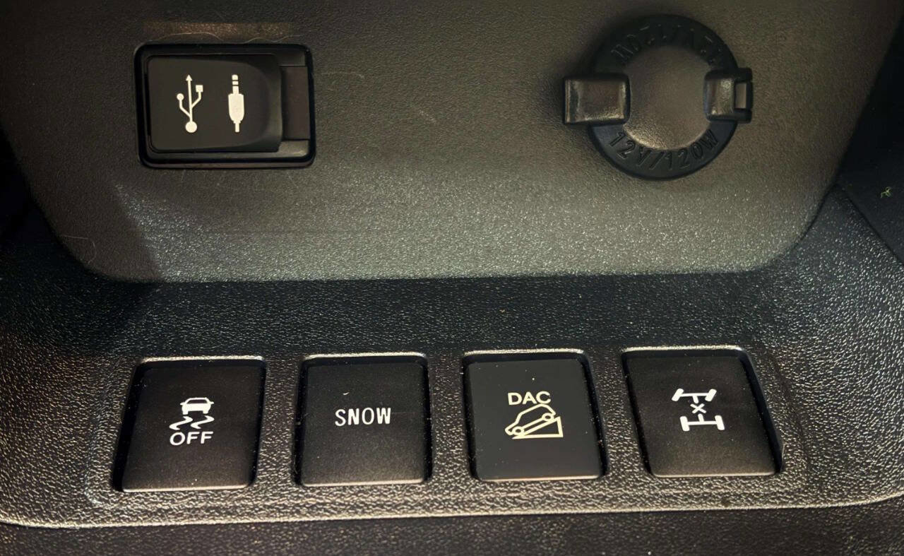 Used 2014 Toyota Highlander Limited w/ Driver Technology Package AWD/4WD image 38