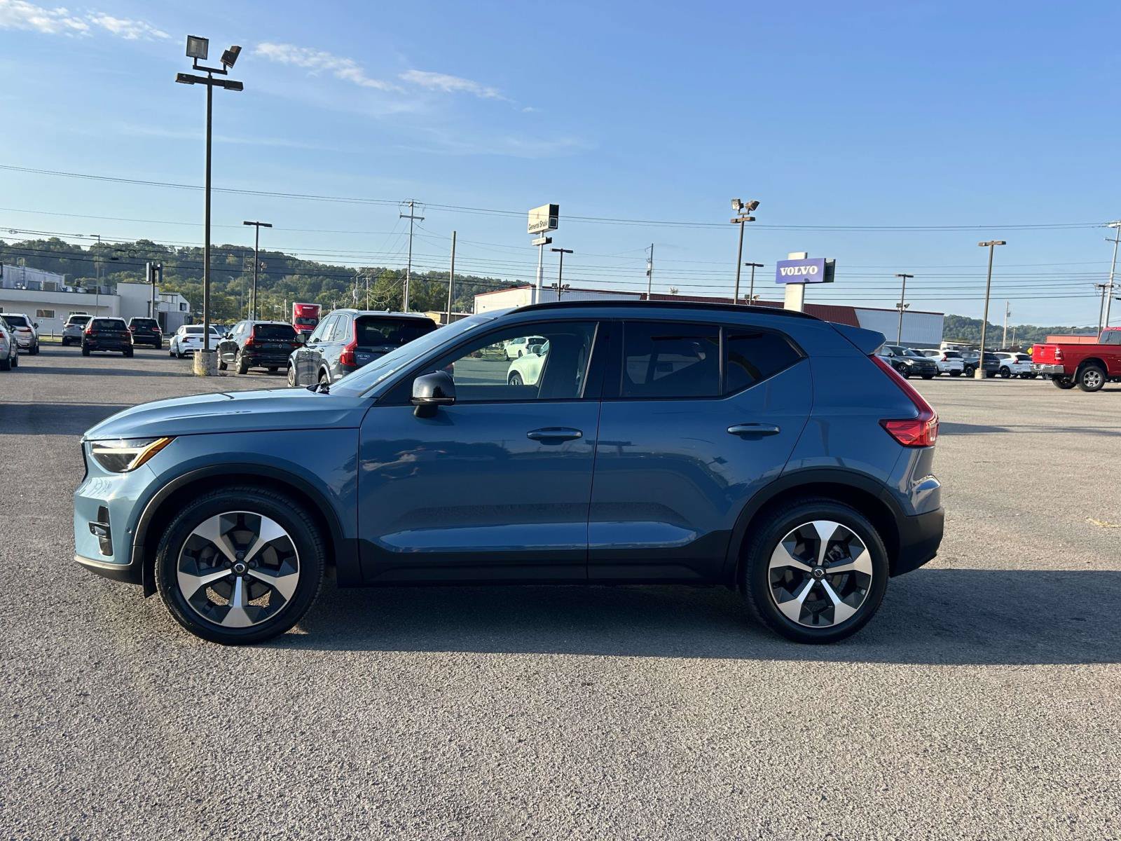 Certified 2023 Volvo XC40 B4 Ultimate FWD image 4