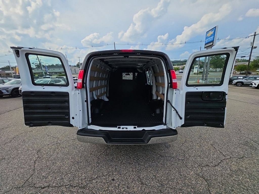 Used 2025 GMC Savana 2500 w/ Driver Convenience Package RWD image 22