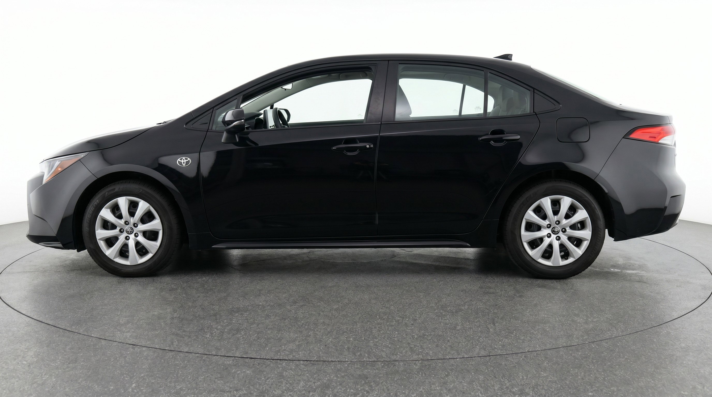 Used 2025 Toyota Corolla LE FWD image 5