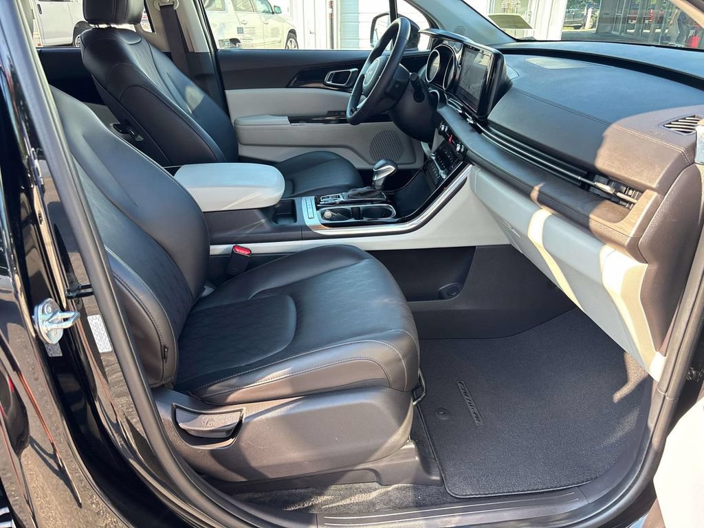 Used 2024 Kia Carnival EX FWD image 19